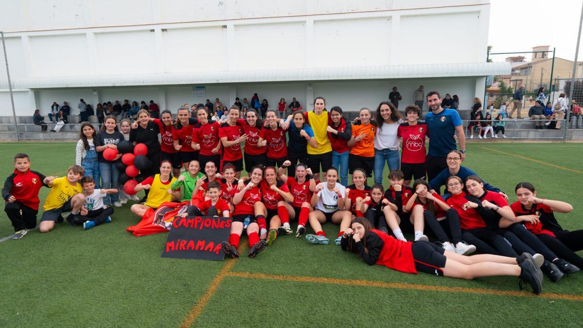 Las jugadoras, el técnico y la afición del CF Miramar