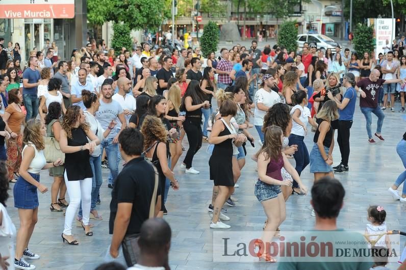 Los bailes latinos salen a la calle en Murcia