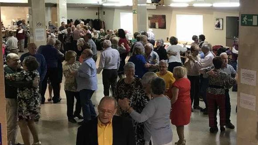 Participantes en el baile celebrado ayer en Mieres.