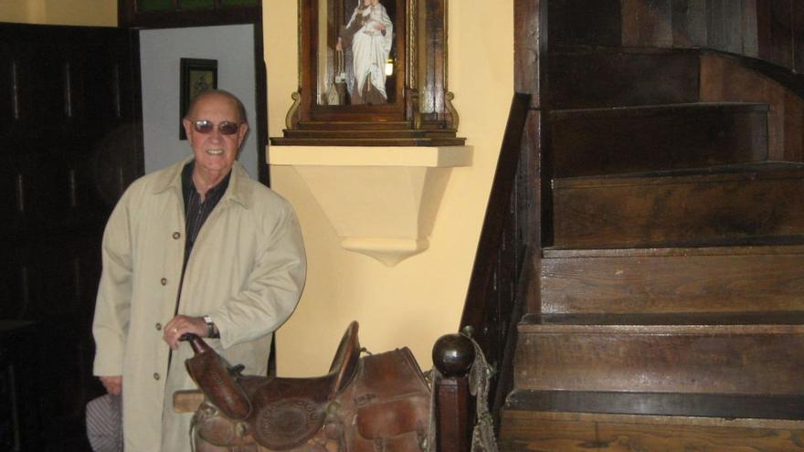El asturcubano Luciano Suárez, amigo de la familia, con la centenaria silla de montar, en Tineo.