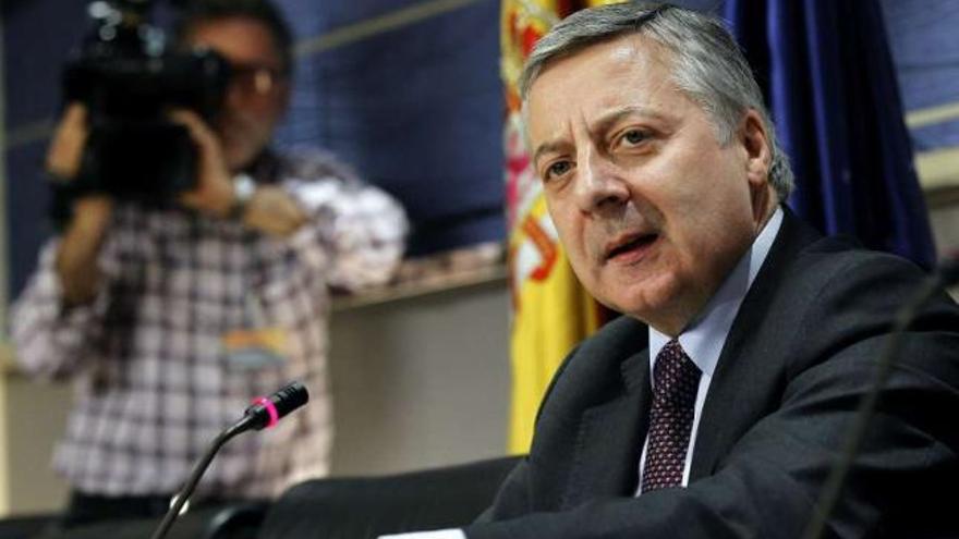 El diputado del PSOE José Blanco, ayer durante su rueda de prensa en el Congreso.  // Efe/Chema Moya