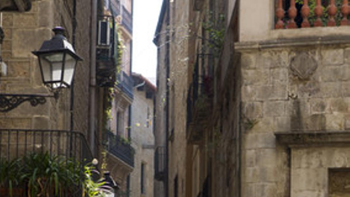 Una chica pasea por la calle de Lledó, en el Gòtic de Barcelona.