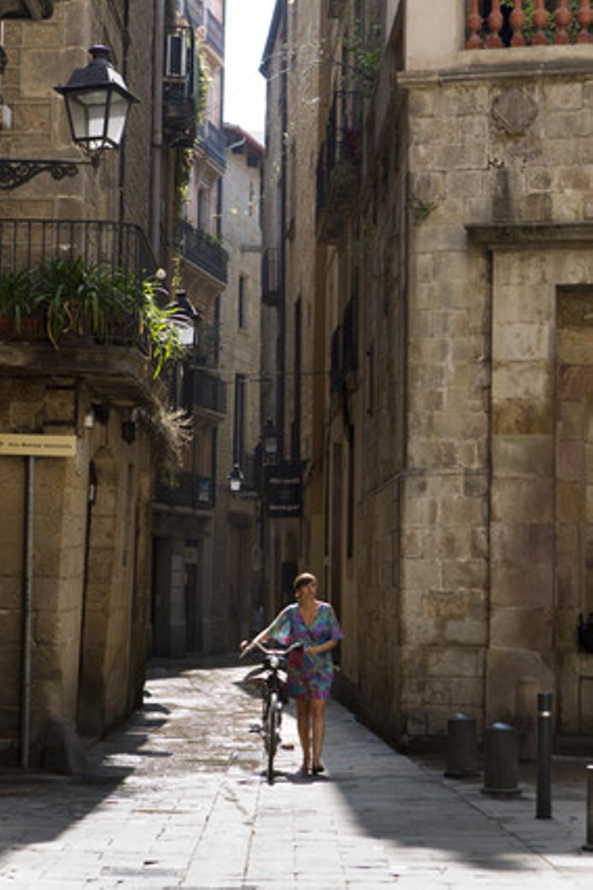Una noia passeja pel carrer de Lledó, al Gòtic de Barcelona.