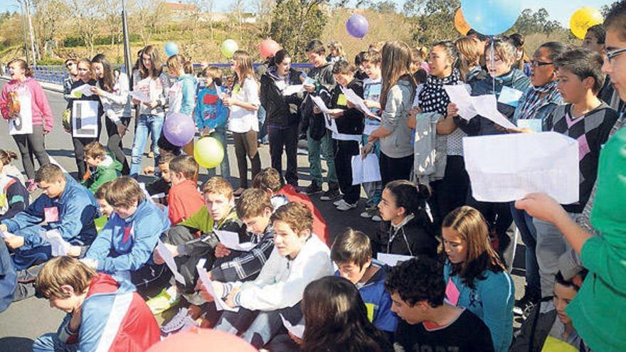 Un momento de la particular inauguración escolar, en la que participaron cerca de 200 niños.  // R. Vázquez