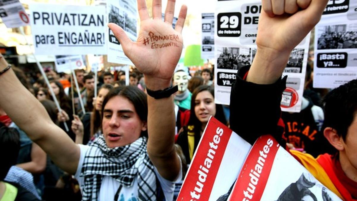 Miles de estudiantes de Madrid y Valencia claman contra los recortes