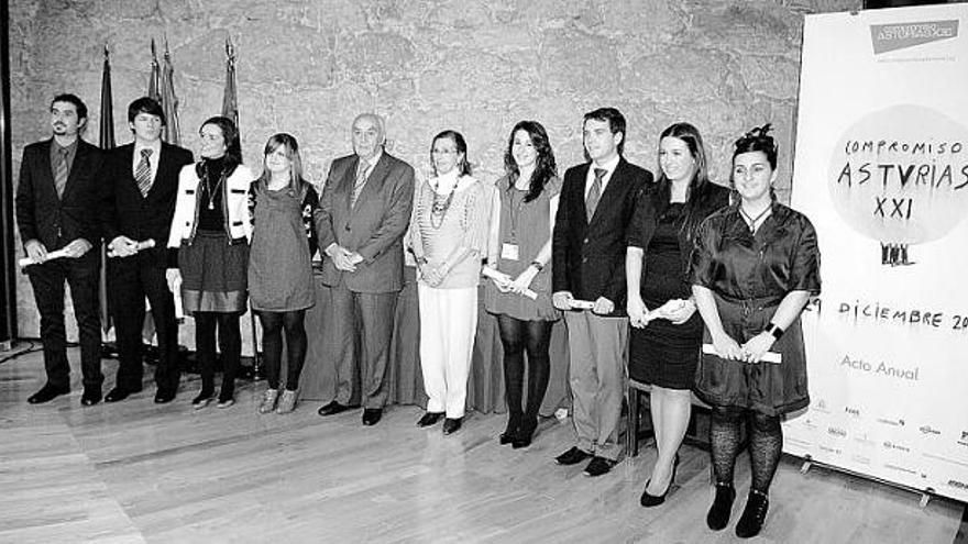 En el centro de la imagen, José Cosmen Adelaida y Emilia Falgueras, prima de Margarita Salas, junto a los becarios de la asociación.