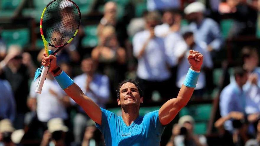 Rafael Nadal celebra su victoria ante Schwartzman en la reanudación del duelo y ahora le espera otro argentino en las semifinales.