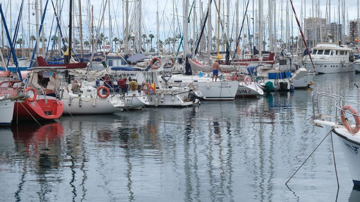 Barcos atracados en el Muelle Deportivo del Puerto de Las Palmas.