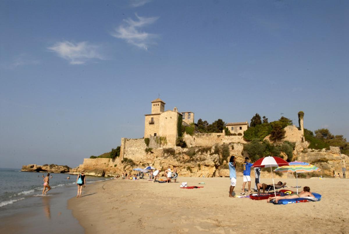 El Castell de Tamarit i la platja, que porta el seu nom, és un dels llocs més destacats de la Costa Daurada.