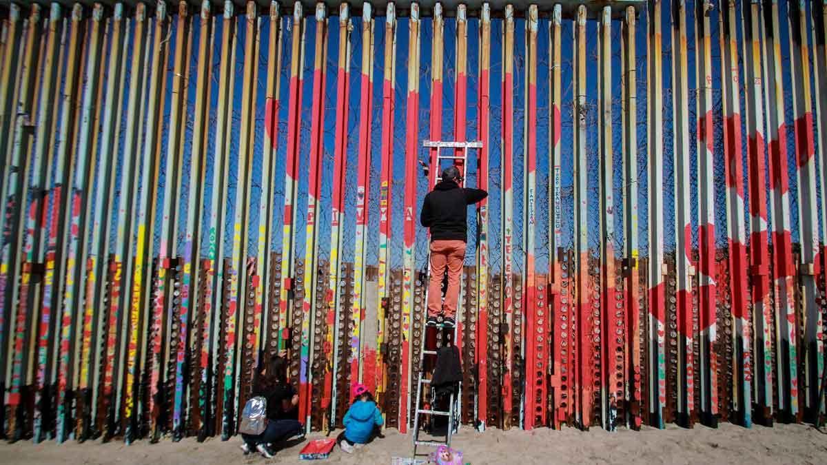 Una acción artística vuelve a pintar corazones en la valla fronteriza entre México y Estados Unidos.