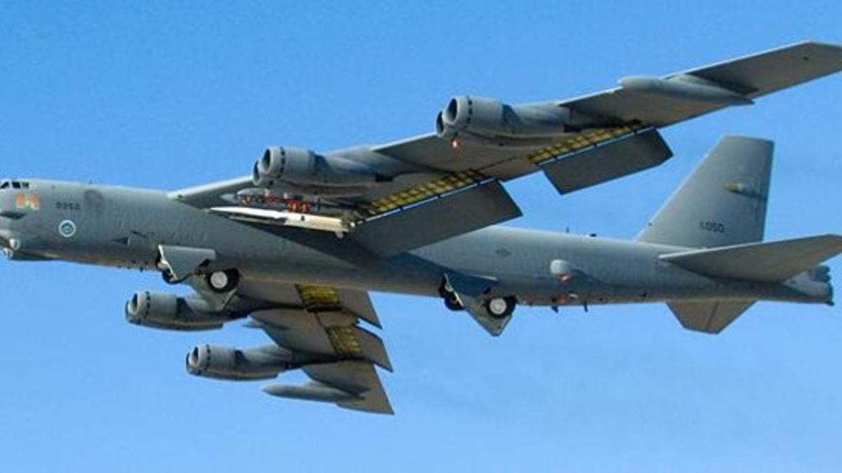 Un B-52 Stratofortress durante el teste X-51A WaveRider.