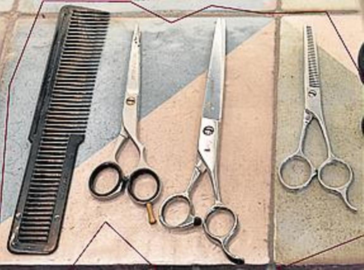 A la foto superior, Vicenç Moretó, una barberia per als que es preocupen perla seva imatge.Al centre, La Barbería Balmes, fundadael 1945.A sota, La Barberiade Gràcia, un establiment que combina elements clàssics i actuals. A la foto superior, Vicenç Moretó, una barberia per als que es preocupen perla seva imatge.Al centre, La Barbería Balmes, fundadael 1945.A sota, La Barberiade Gràcia, un establiment que combina elements clàssics i actuals.
