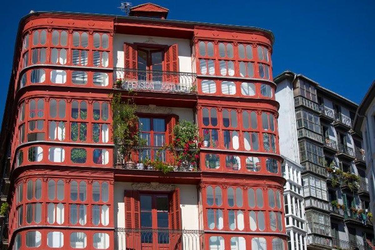 Tradicionales balcones del centro de Bilbao.