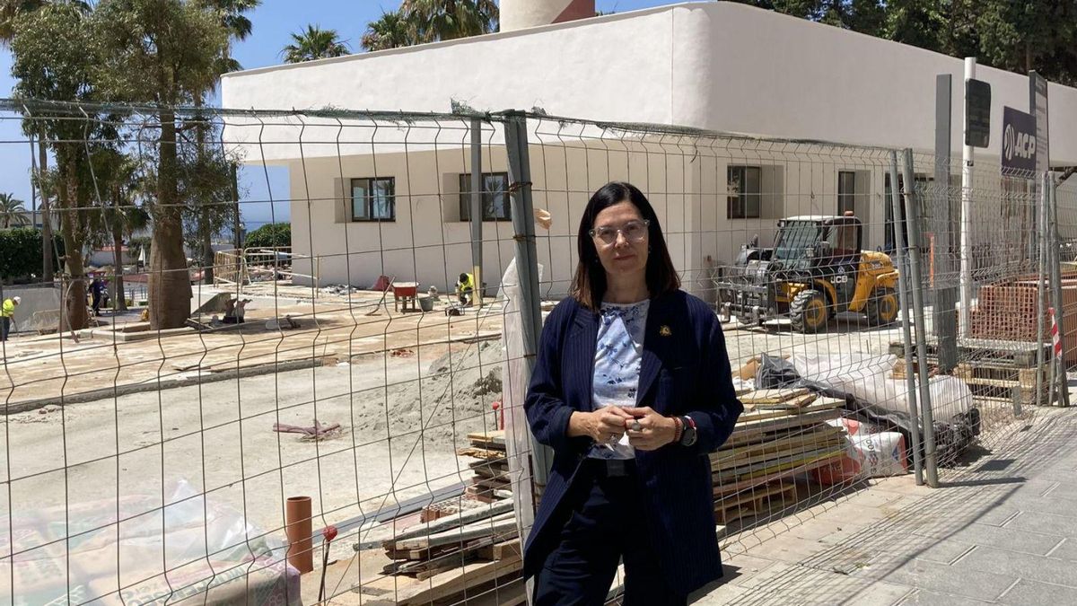 La portavoz del PSOE de Marbella, Isabel Pérez, junto a la parcela que alberga el Faro. | L.O.