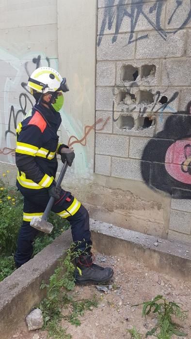 Bomberos salva a un gatito que se coló en una tubería