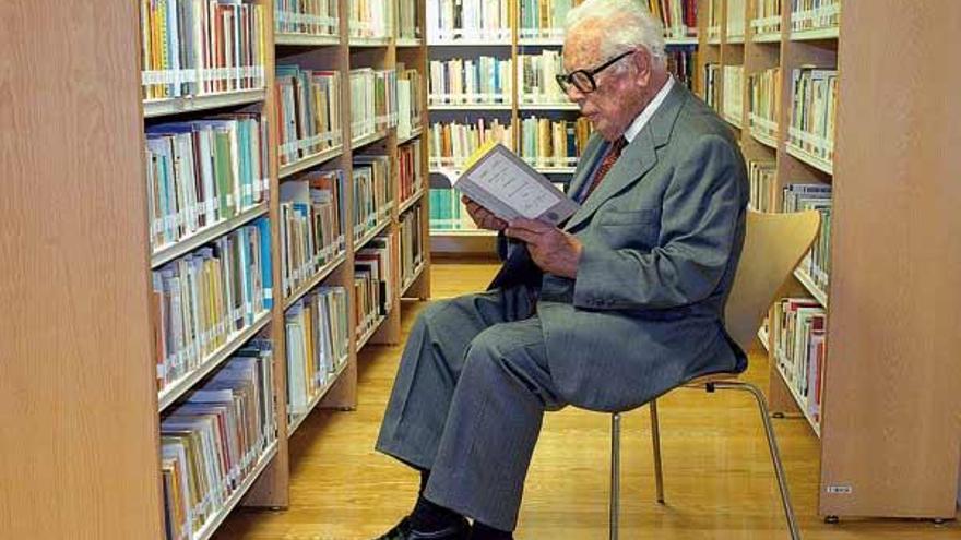 Fernández del Riego, en una de las dependencias de la Biblioteca Penzol.