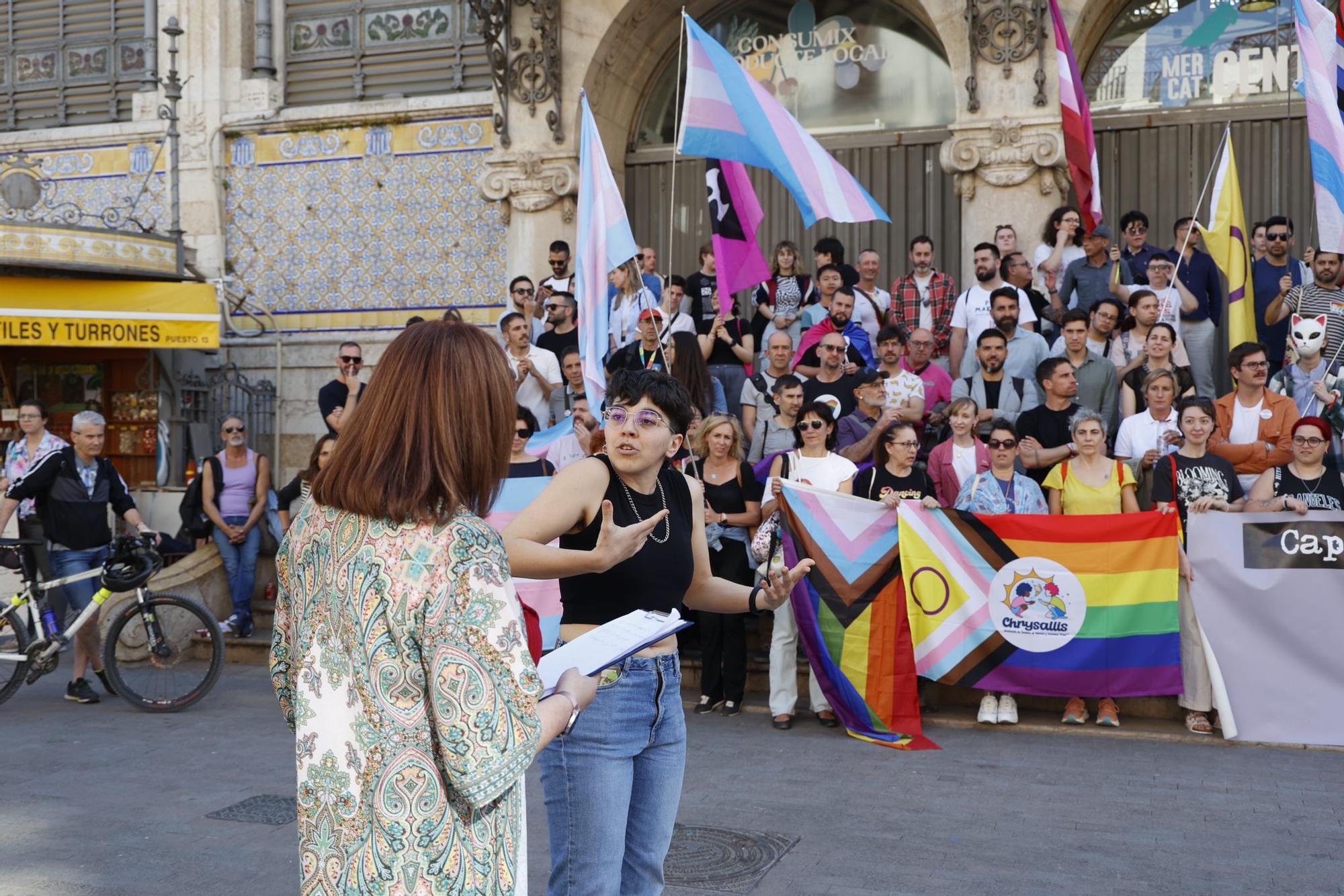 Varios colectivos se concentran en València por el día contra la LGTBIfobia