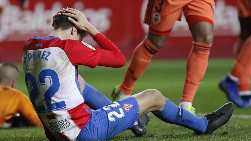 Pablo Pérez se duele de un golpe durante el partido de ayer.