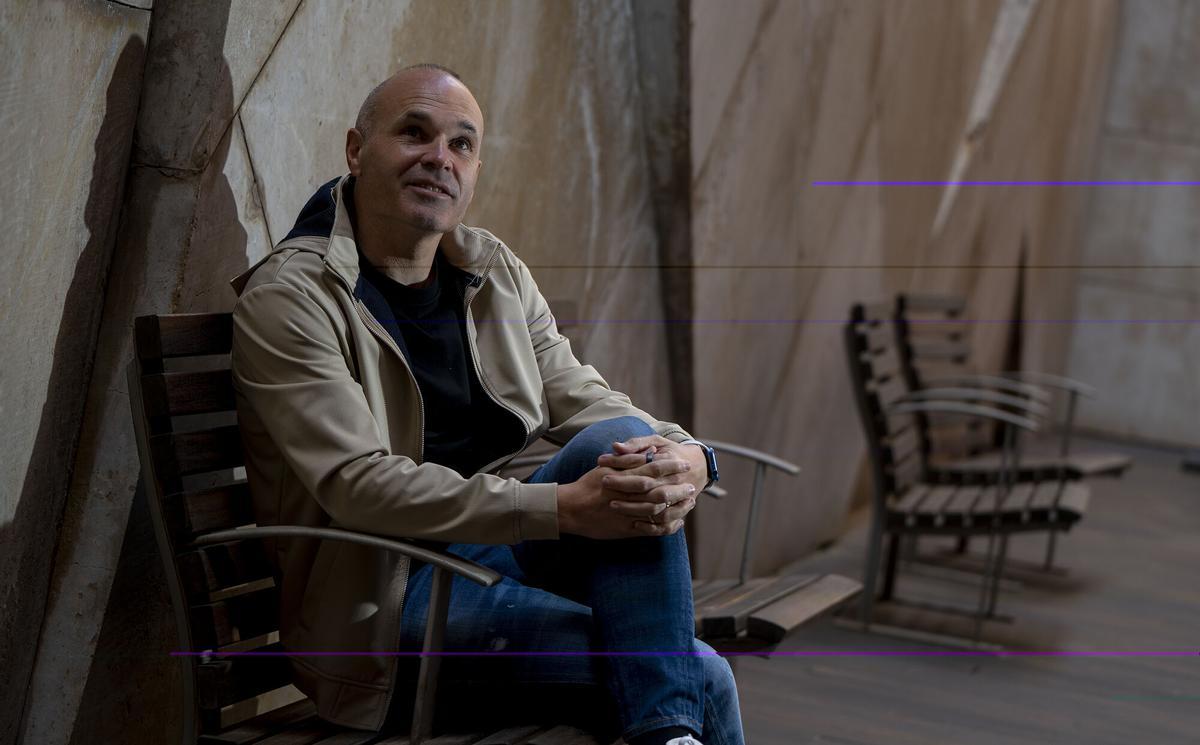 Barcelona 22.04.2025.Deportes. Entrevista al ex azulgrana Andrés Iniesta con motivo de un nuevo libro biográfico, ‘La mente también juega’. Fotografía de Jordi Cotrina