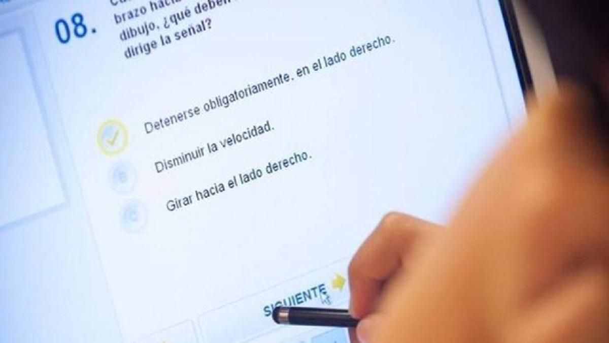 Examen teórico para obtener el permiso de conducir.