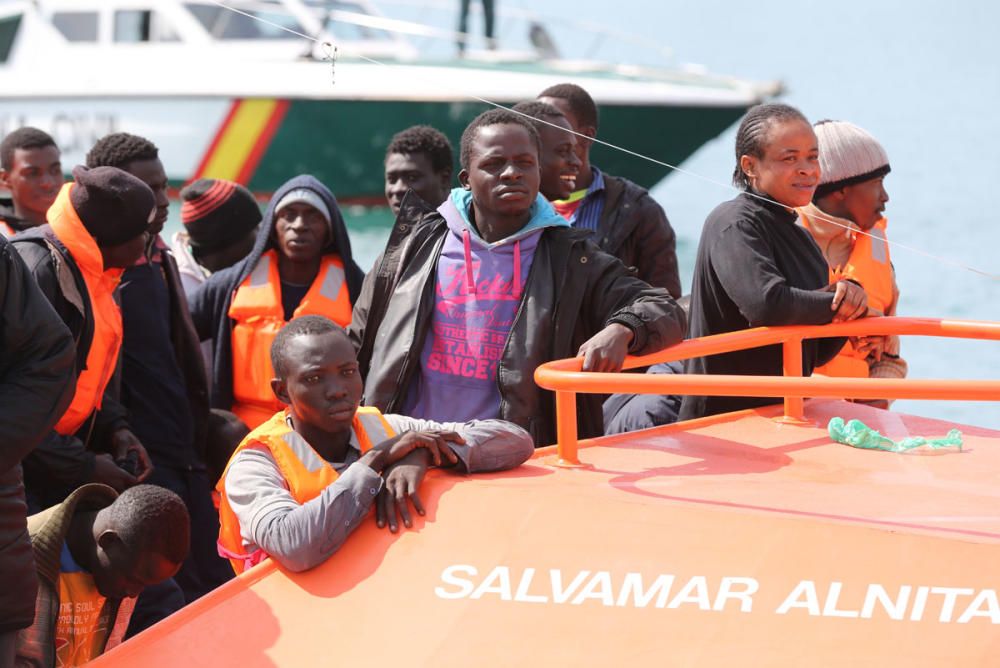 Trasladan al puerto de Málaga a 54 inmigrantes de una patera