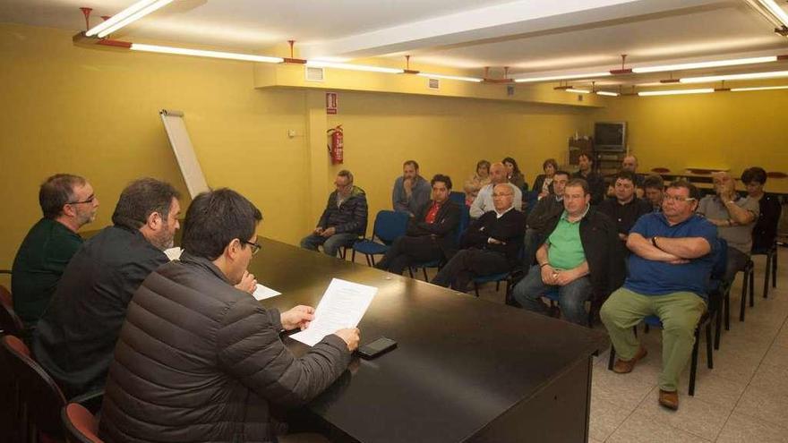 Asistentes a la asamblea del pasado lunes, con Figueiras en el centro de la mesa. // Bernabé/Cris M.V.