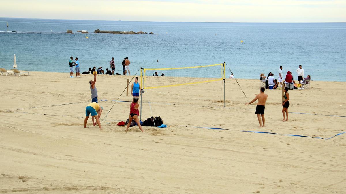 Gent jugant a voleibol a la platja de la Nova Icària de Barcelona aquest estiu