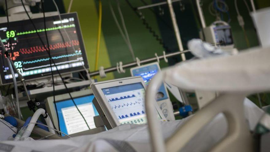 Un paciente con Covid en la UCI del Hospital General de València.