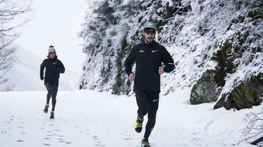 El corredor Pablo Villa en un entrenamiento por el recorrido de la carrera &quot;Puerta de Muniellos&quot;.