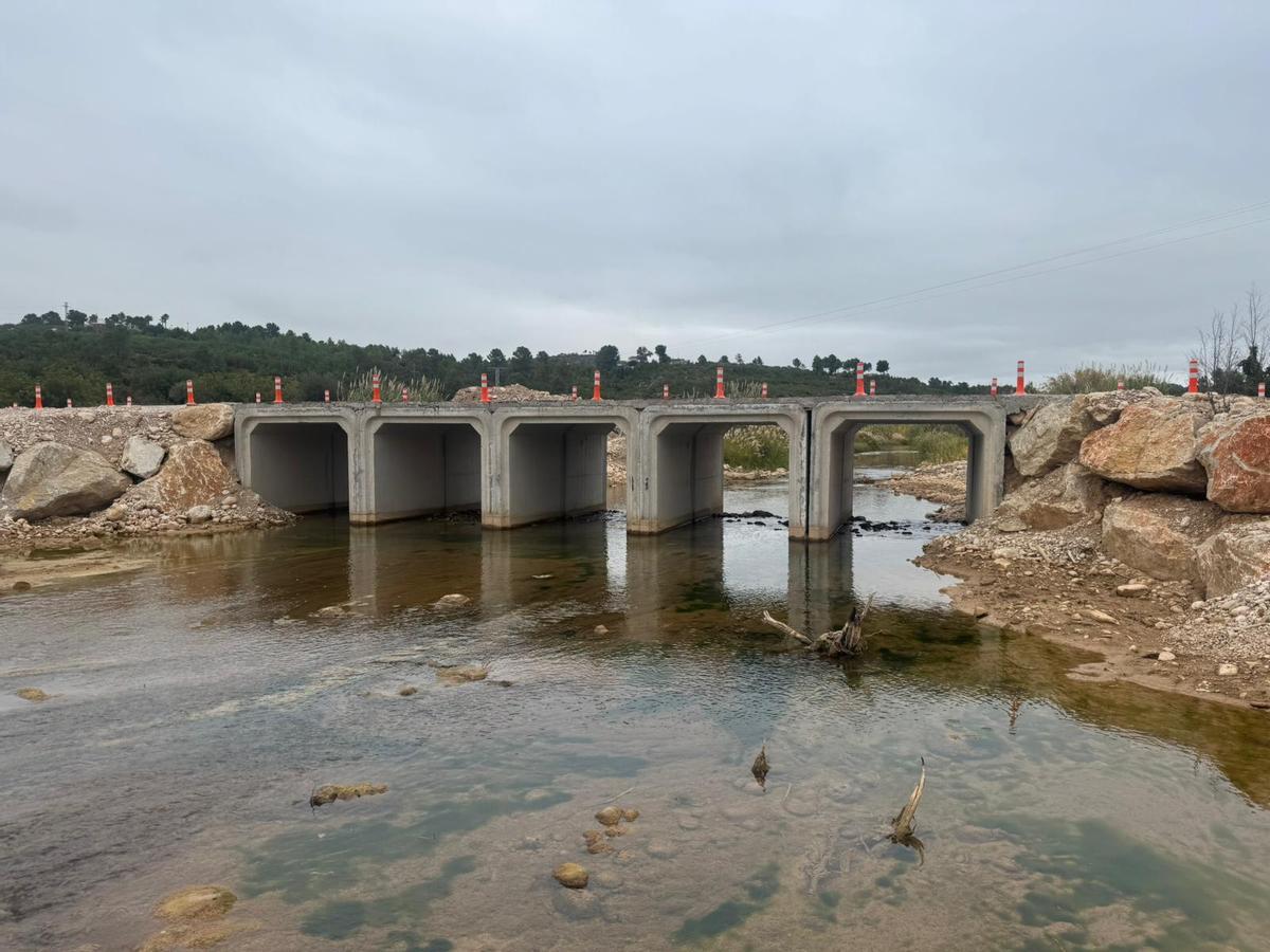 Uno de los tres pasos rehabilitados sobre el río Magro en Macastre.