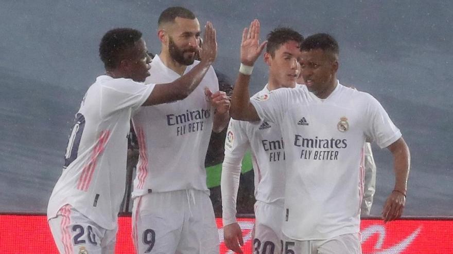 Los jugadores del Madrid celebran el gol de Benzema.