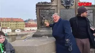 Laporta busca la suerte en el puente Carlos de Praga