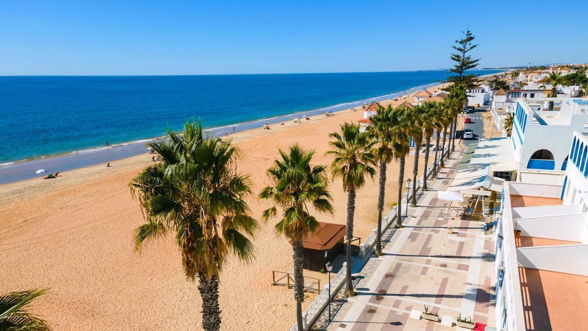 La playa del sur de España que recuerda al paseo marítimo más sofisticado y señorial de San Sebastián