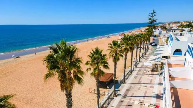 La playa del sur de España que recuerda al paseo marítimo más sofisticado y señorial de San Sebastián