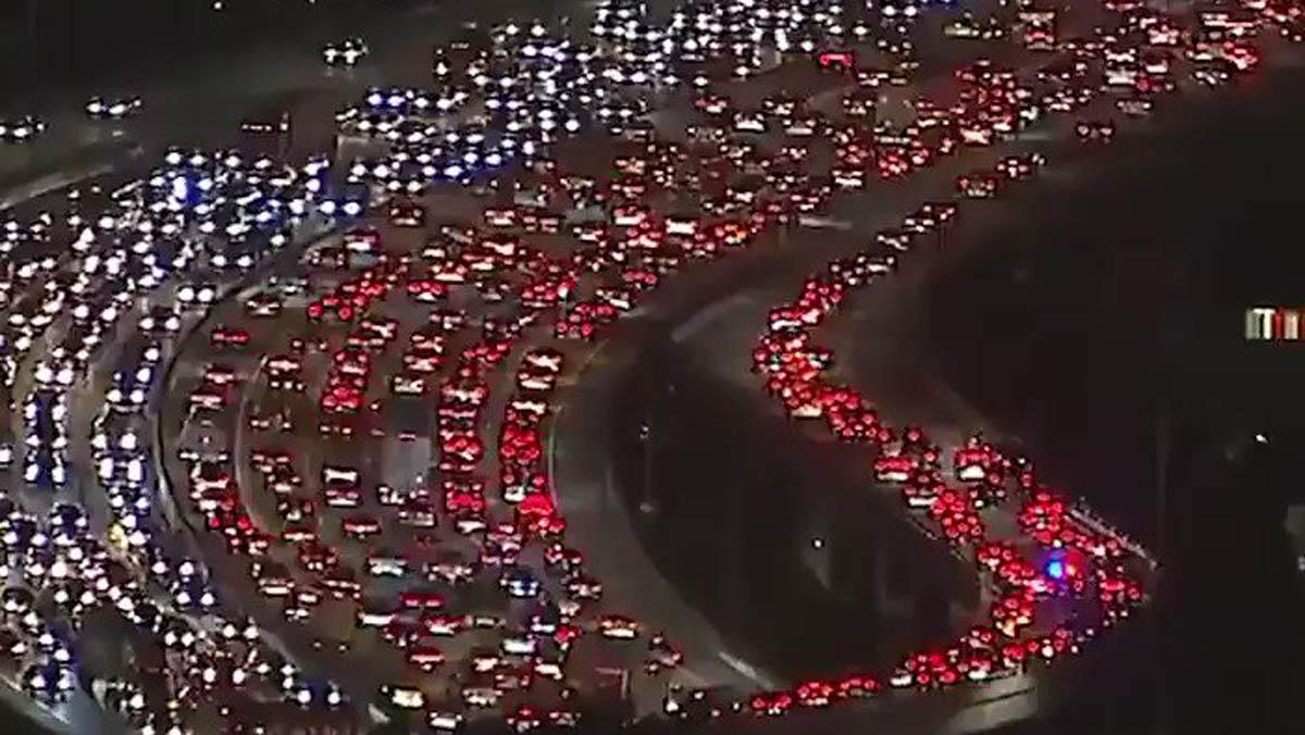 Las grandes autopistas que rodean a la ciudad de Los Ángeles, quedaron colapsadas por la gran afluencia de vehículos en esta fecha tan señalada.