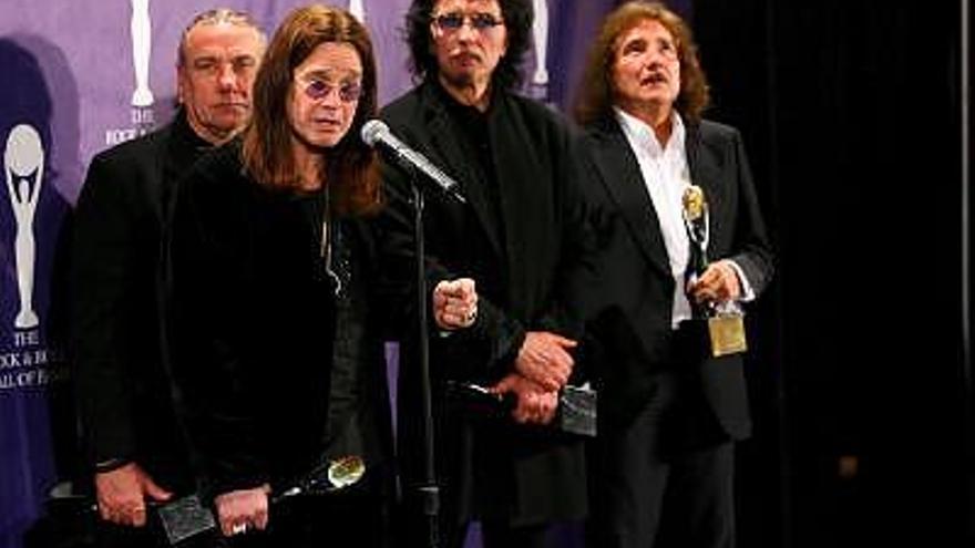 Los miembros de Black Sabbath incluido Ozzy Osbourne (2 izqda.) posan después de haber ingresado en el Salón de la Fama del Rock and Roll durante la ceremonia de ingreso que se celebró en el hotel Waldorf-Astoria en Nueva York, Estados Unidos.