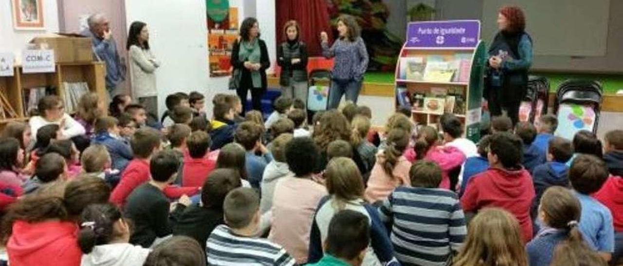 Maestros, escolares y padres en el CEIP A Maía. // FdV