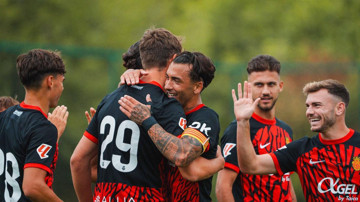 David López es felicitado por sus compañeros tras marcar al West Bromwich Albion