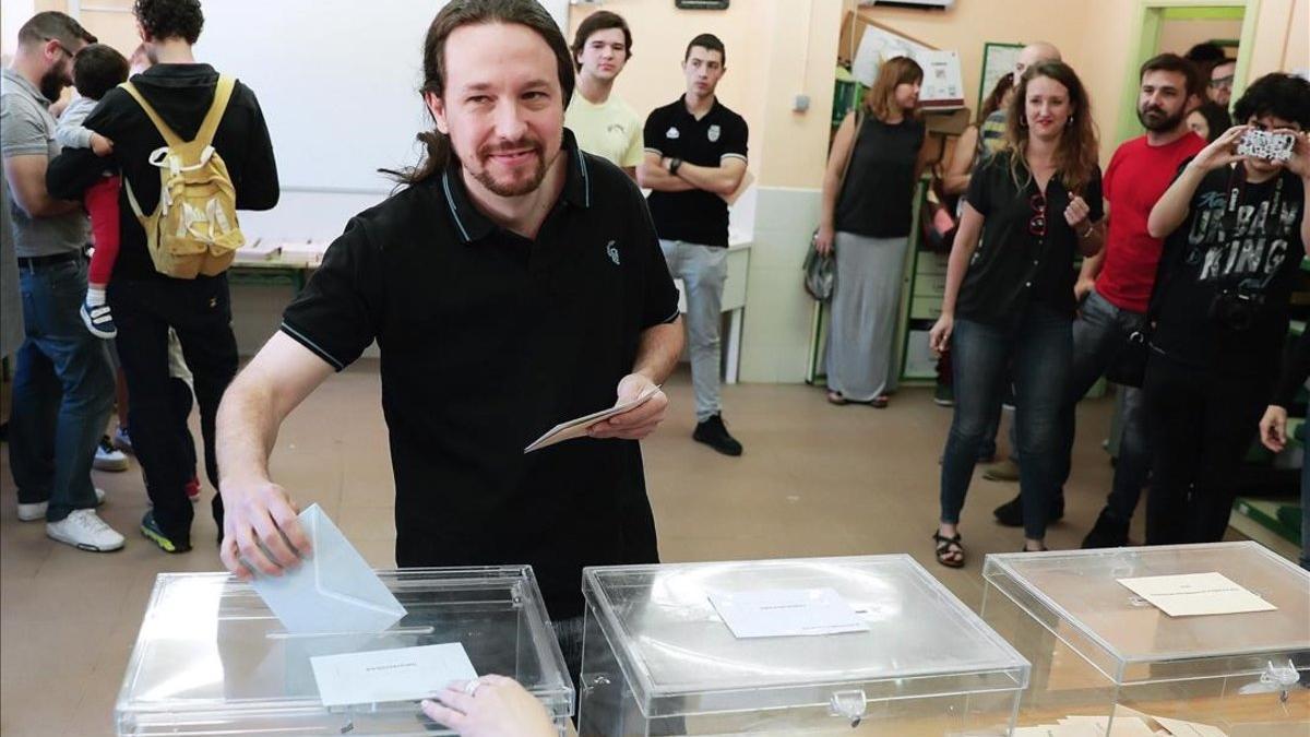Pablo Iglesias vota en el colegio La Navata, de Galapagar
