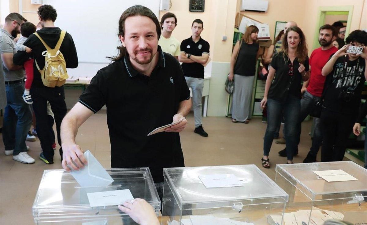 Pablo Iglesias vota en el colegio La Navata, de Galapagar.