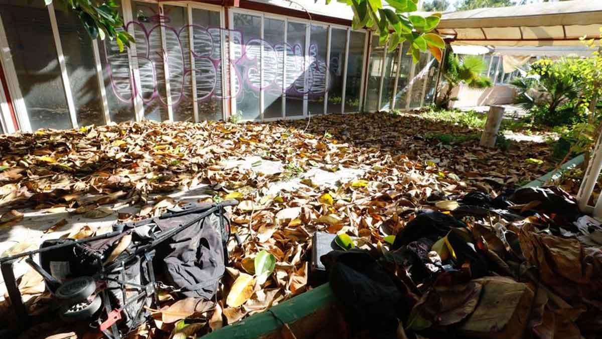 Locales abandonados en la zona de la Platja d'En Bossa, en Ibiza.