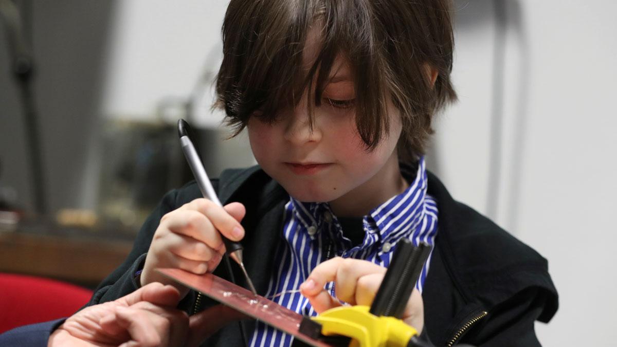 Laurent Simons, un niño belga de 9 años, el más joven en terminar un grado universitario.