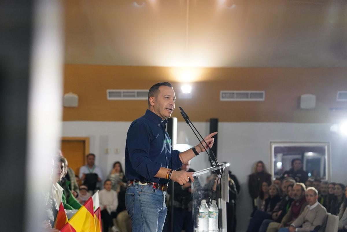 Óscar Fernández Calle en un mitin en Navalmoral este viernes.