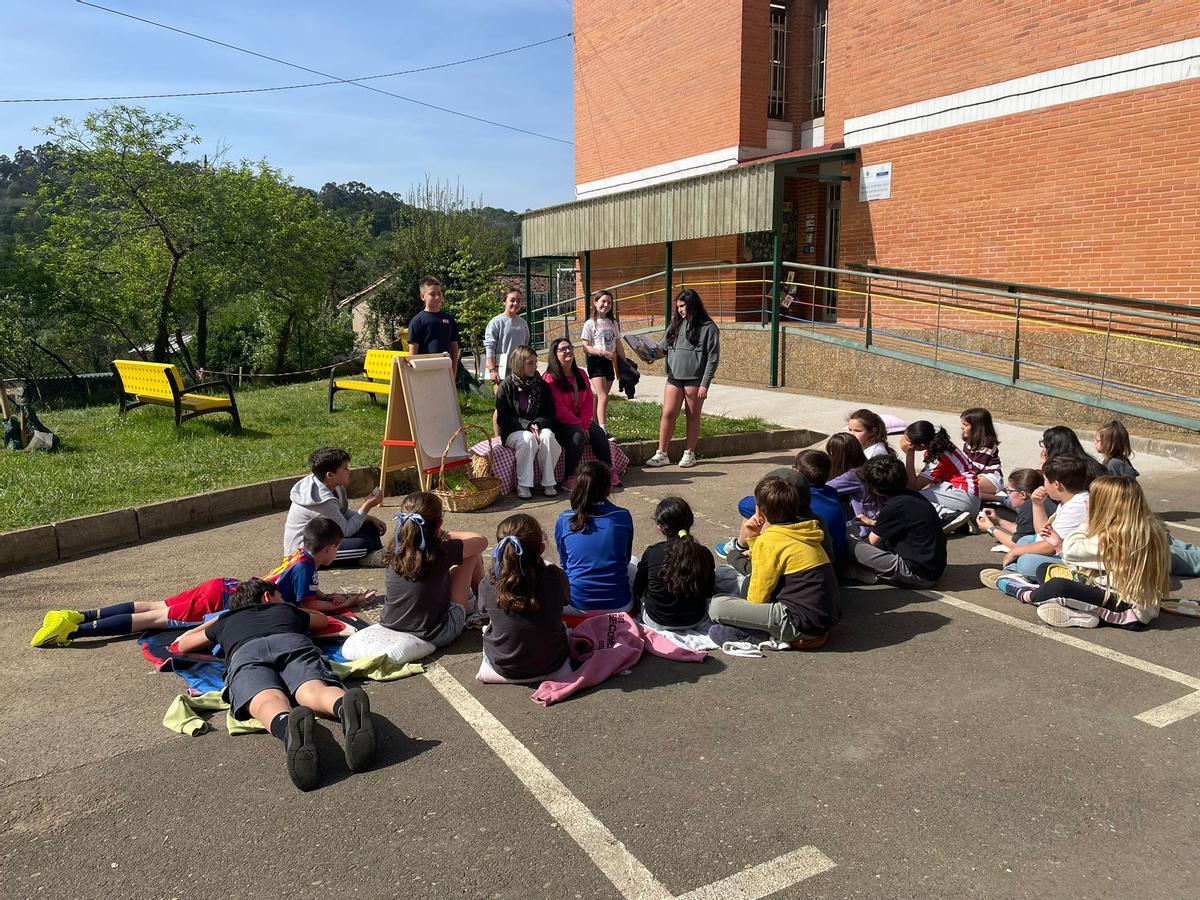 Picnic literario en el Colegio Maestros Arregui de Pola de Siero. Picnic literario en el Colegio Maestros Arregui de Pola de Siero.
