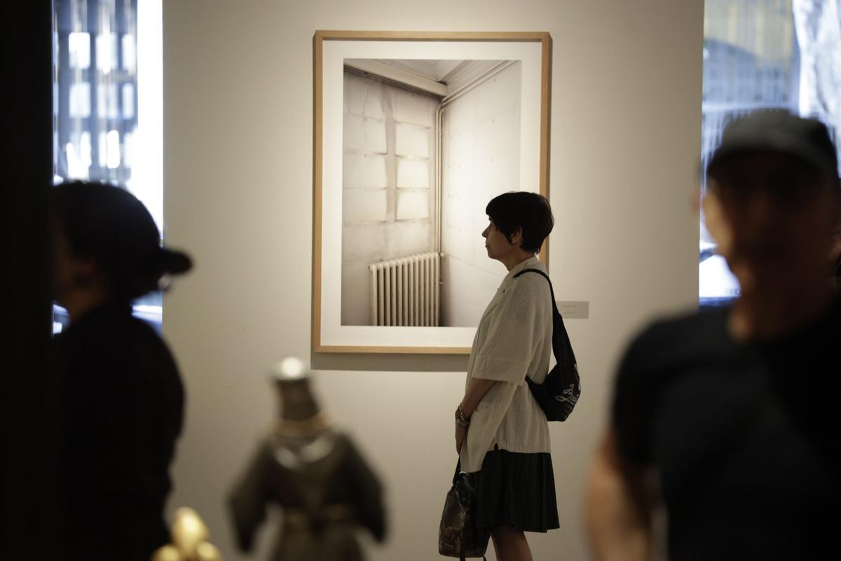 Exposición de fotos de Jordi Barón de pisos señoriales vacíos de Barcelona en la Galeria de Arte Artur Ramon.