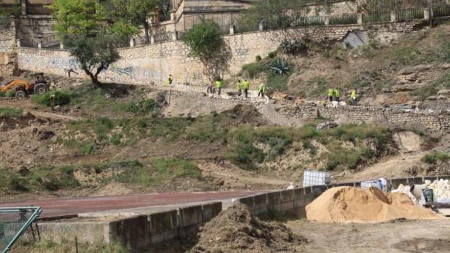 Los trabajos de saneamiento de la zona de Cervantes se han reanudado.