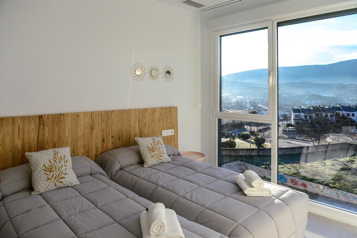 Dormitorio con vistas a la sierra, en uno de los apartamentos 9 nidos de Plasencia.