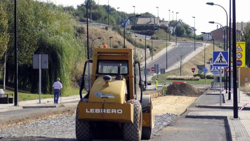 Las obras se centran estos días delante del colegio Manuel Rivero, un punto muy afectado. // Bernabé/Javier Lalín