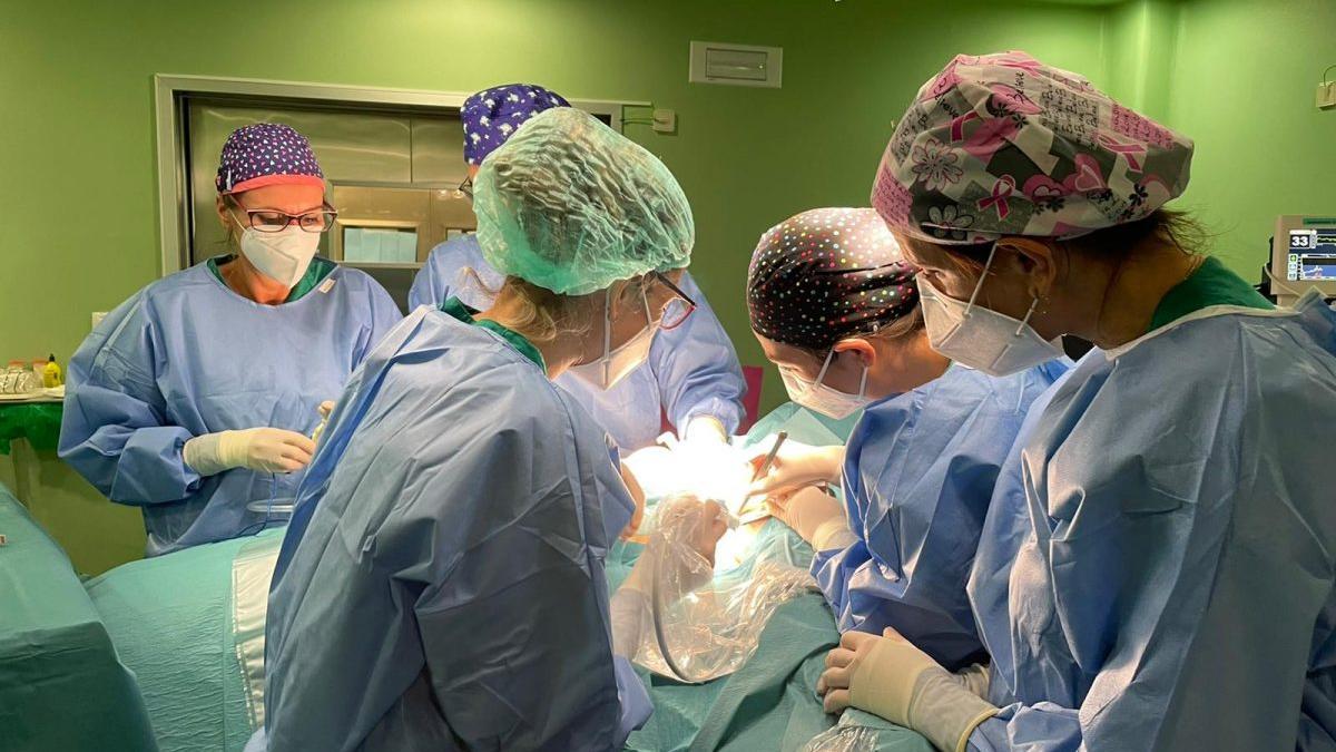 Intervención a una paciente con cáncer de mama en el Negrín.