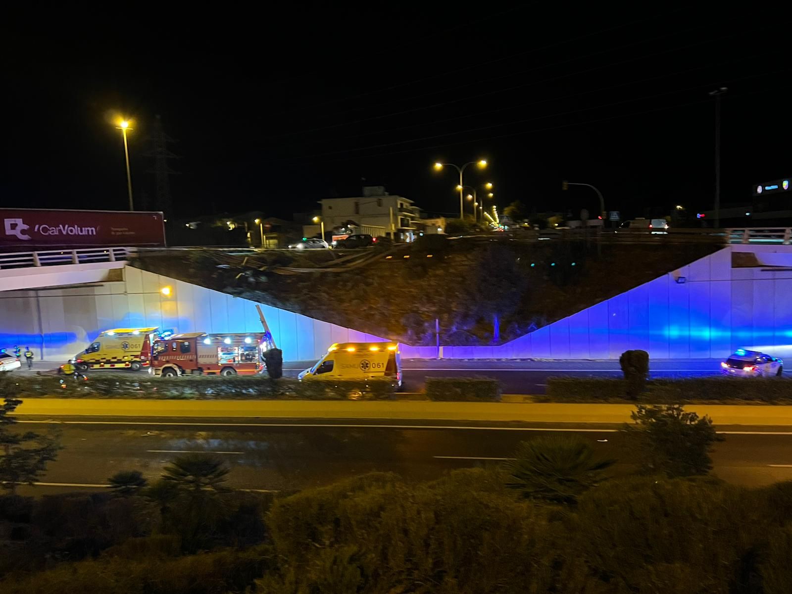 Accidente en Ibiza: un coche choca contra el quitamiedos de una rotonda y cae a la autovía